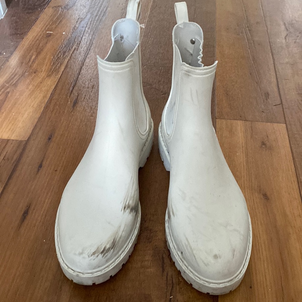 Aldo 8.5 White Rain Chelsea Boots (Scuffed)